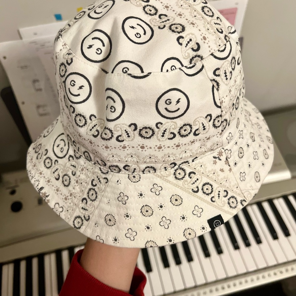 Hollister White and Black Smiley Bucket Hat